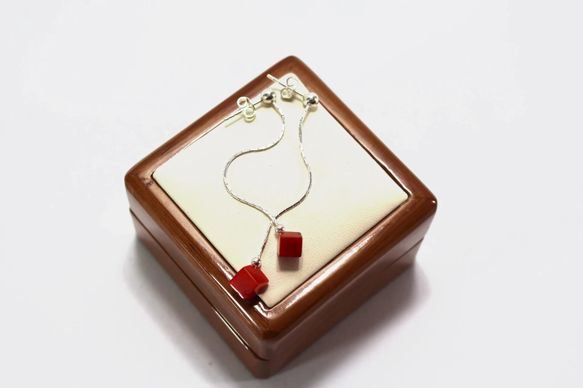 wiszace-srebrne-kolczyki-z-czerwonymi-kwadratami-22g-p925-partyzantow-2-jedrzejow-palladium