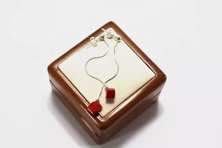 wiszace-srebrne-kolczyki-z-czerwonymi-kwadratami-22g-p925-partyzantow-2-jedrzejow-palladium