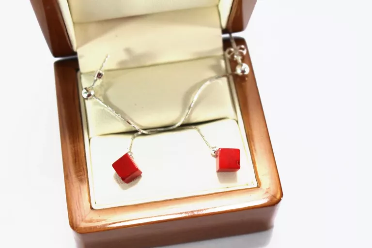 wiszace-srebrne-kolczyki-z-czerwonymi-kwadratami-22g-p925-rodzaj-2205-2