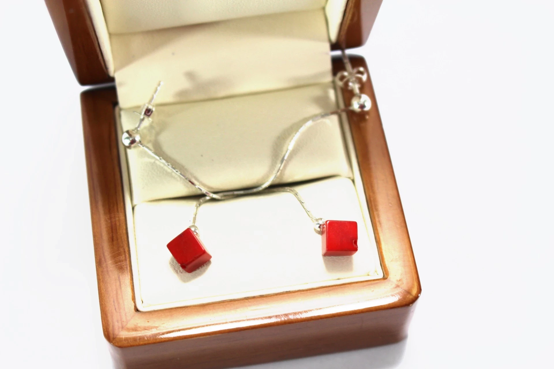 wiszace-srebrne-kolczyki-z-czerwonymi-kwadratami-22g-p925-rodzaj-2205-2