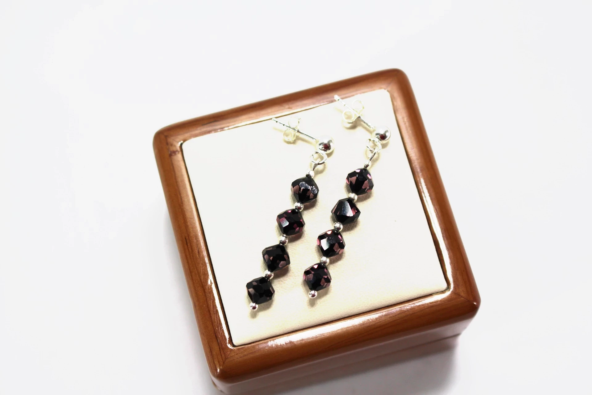 wiszace-srebrne-kolczyki-z-ciemnymi-kamyczkami-33g-p925-partyzantow-2-jedrzejow-palladium