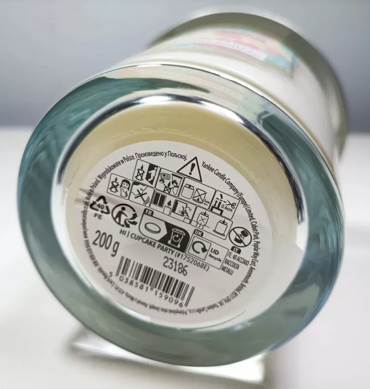 yankee-candle-swieca-cupcake-party-stan-powystawowy