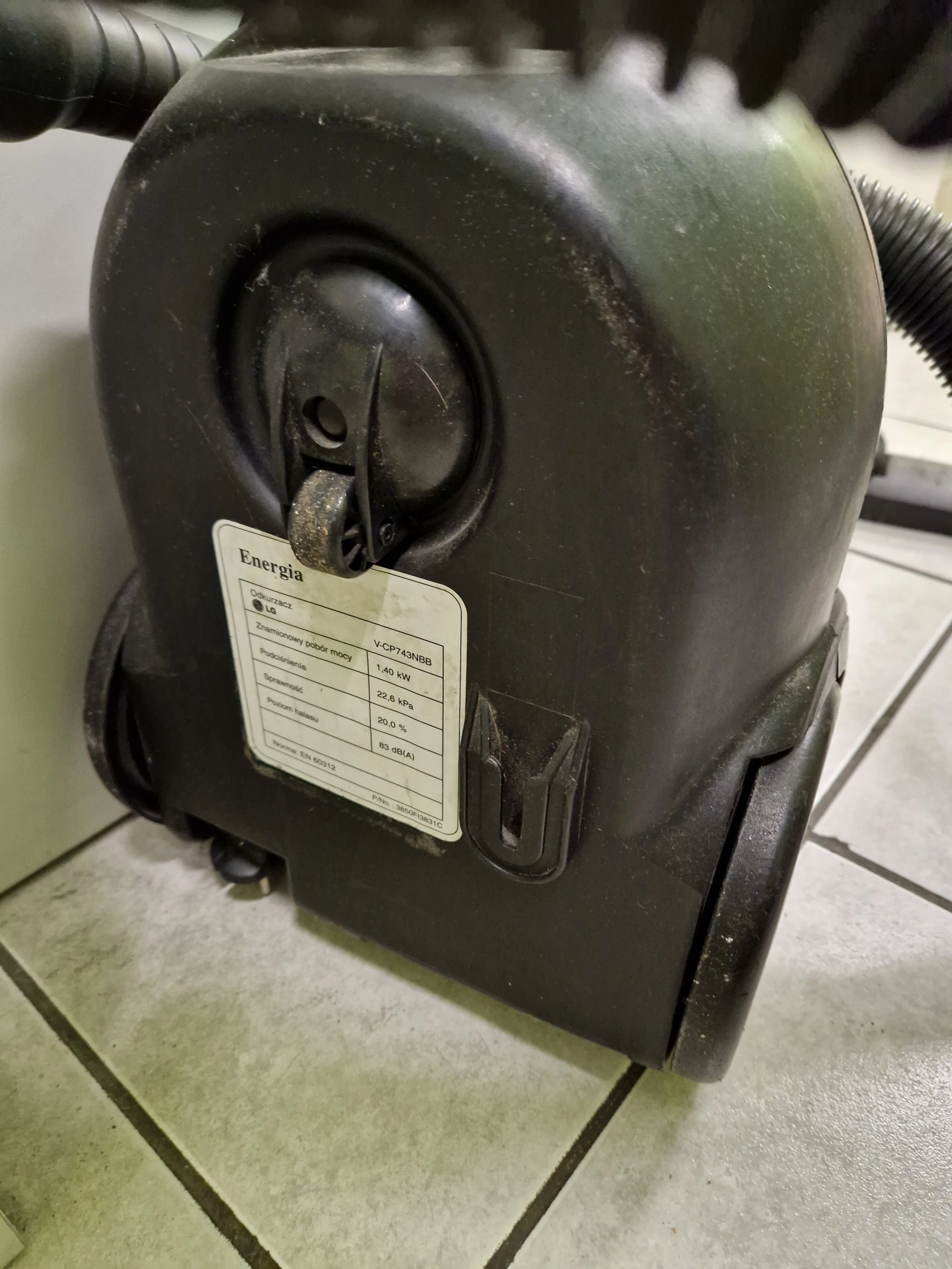 odkurzacz-lg-turbo-z-1400w-kolor-dominujacy-niebieski