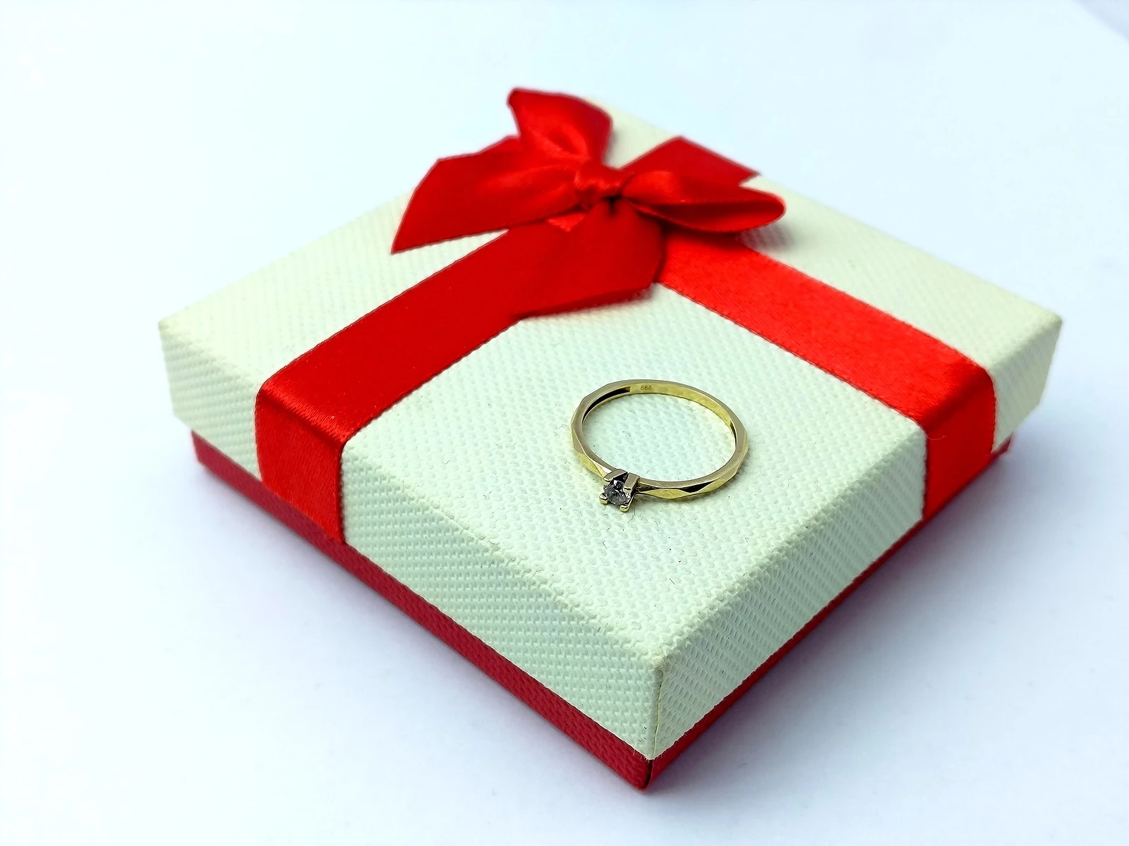 zjawiskowy-zloty-pierscionek-z-brylantem-142g-r195-pr585-rynek-20-gostynin-fly