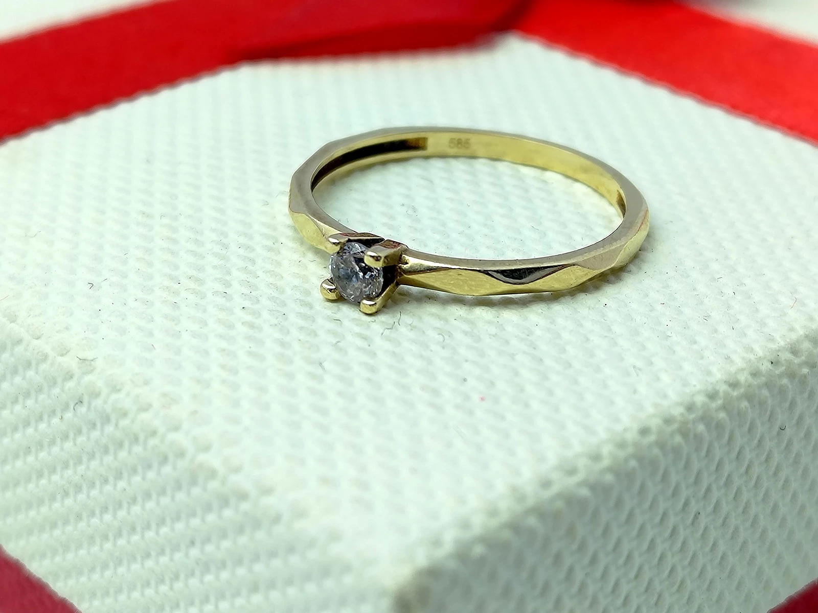 zjawiskowy-zloty-pierscionek-z-brylantem-142g-r195-pr585-rodzaj-2205-1