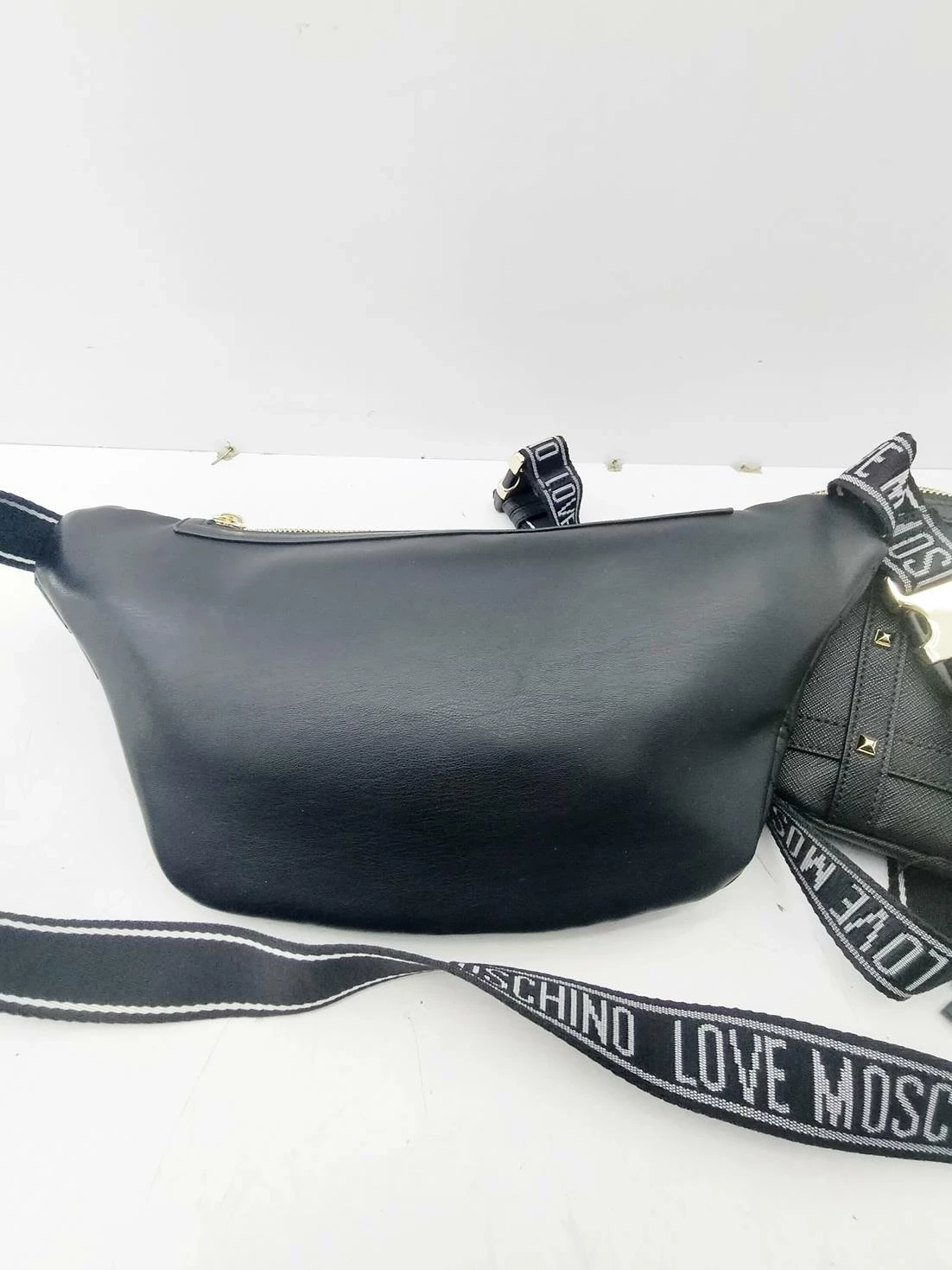 nerka-moschino-damska-wzor-dominujacy-bez-wzoru