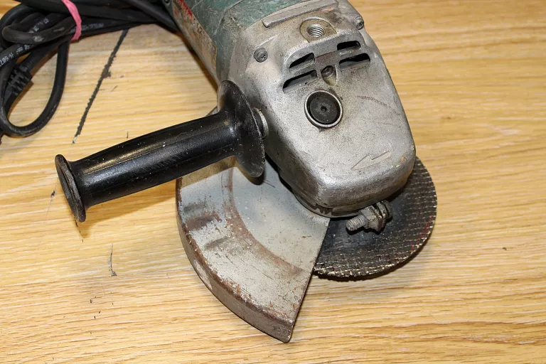 SZLIFIERKA KĄTOWA MAKITA 9029S 2100W 230MM