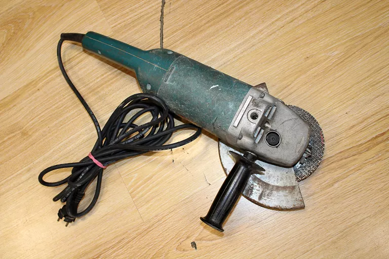 SZLIFIERKA KĄTOWA MAKITA 9029S 2100W 230MM