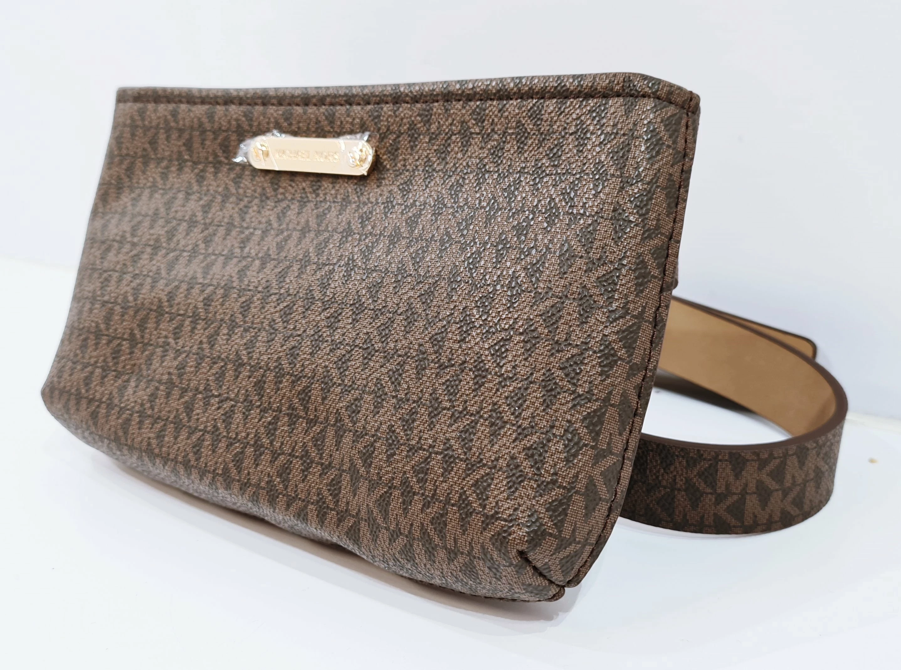 torebka-michael-kors-brazowa-saszetka-nerka-material-dominujacy-inny