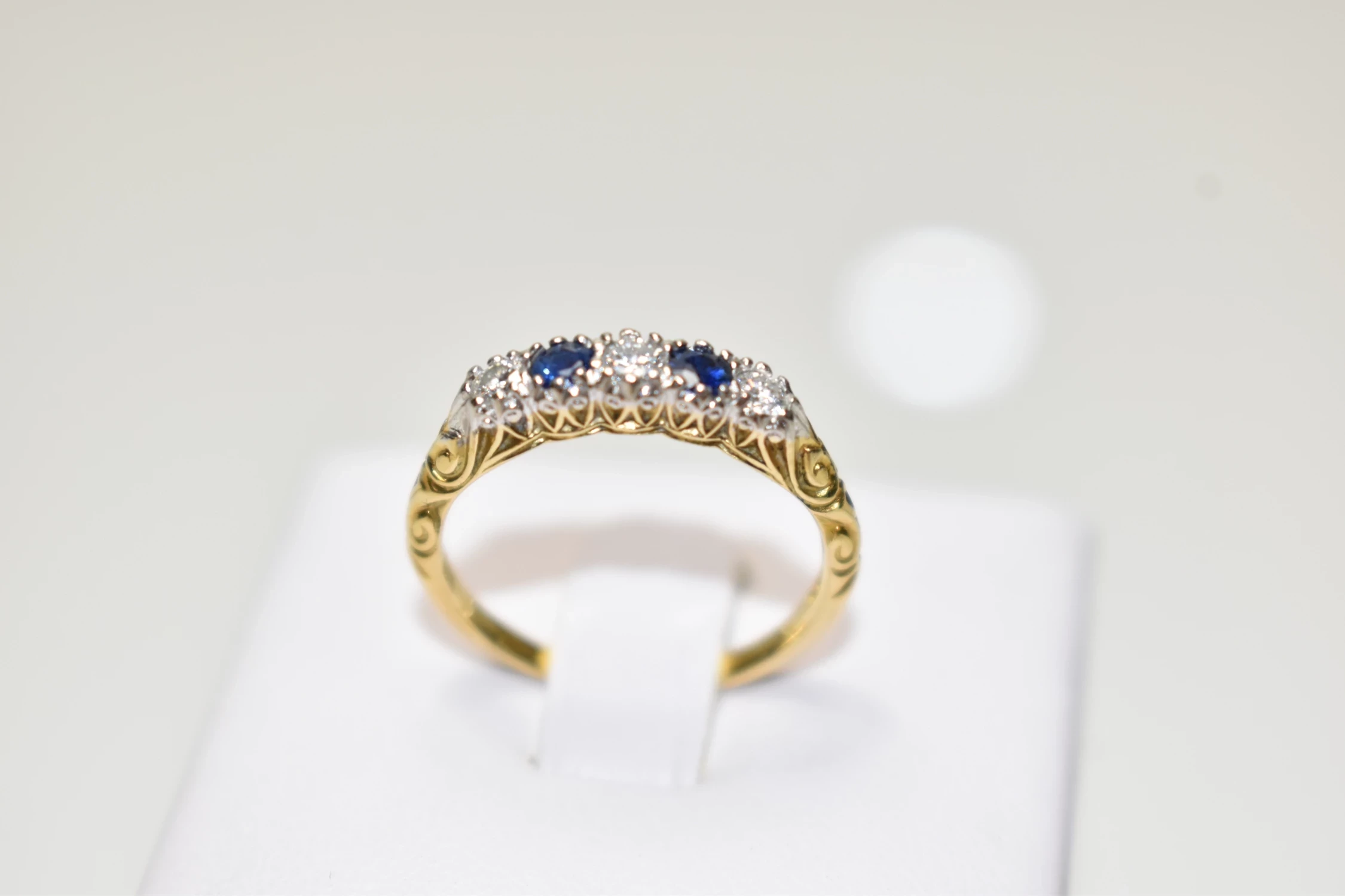 zloty-pierscionek-z-kamieniami-750-353g-r13-1x-diament-2x-szafir-dworcowa-2-leszno-gold-fish