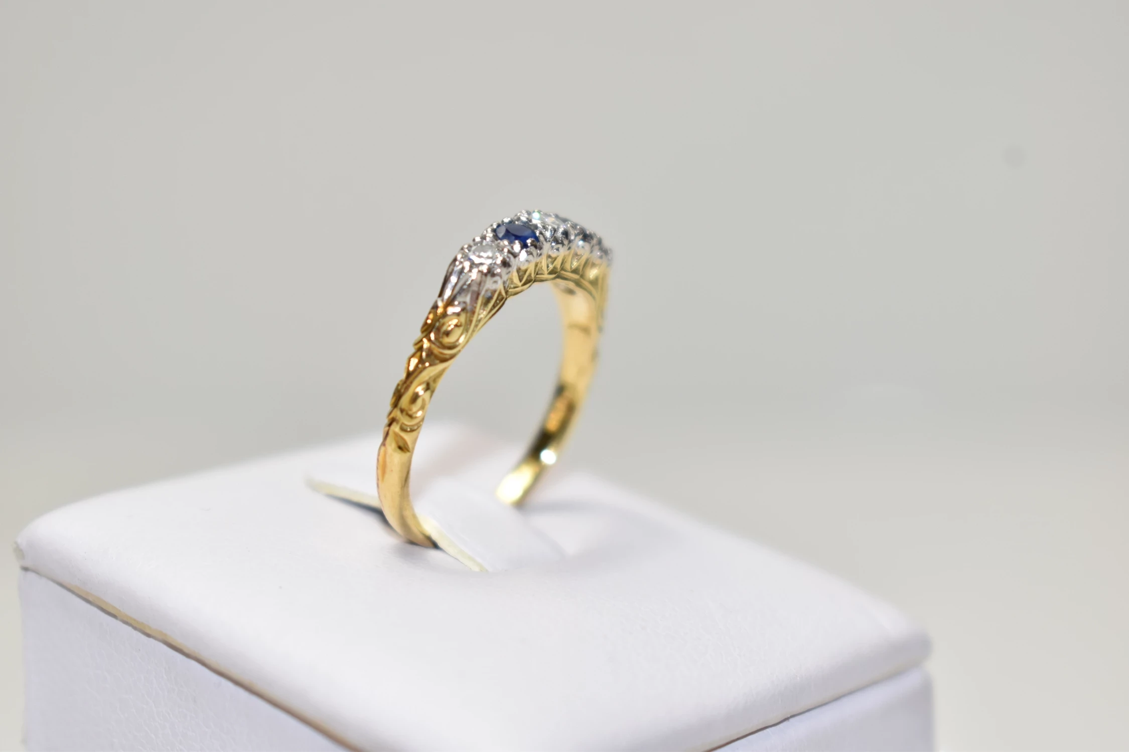 zloty-pierscionek-z-kamieniami-750-353g-r13-1x-diament-2x-szafir-stan-11323-2