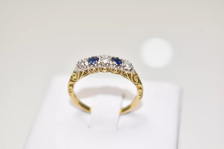 zloty-pierscionek-z-kamieniami-750-353g-r13-1x-diament-2x-szafir-dworcowa-2-leszno-gold-fish