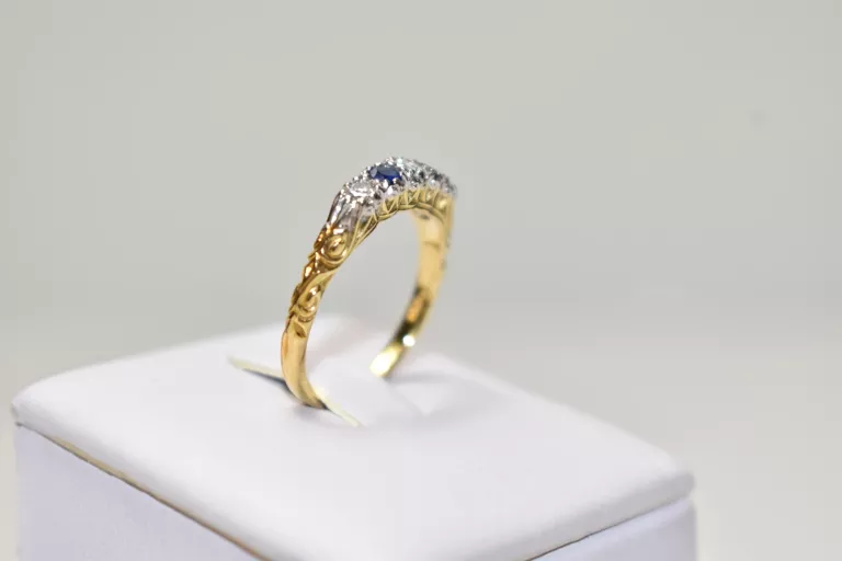 zloty-pierscionek-z-kamieniami-750-353g-r13-1x-diament-2x-szafir-stan-11323-2