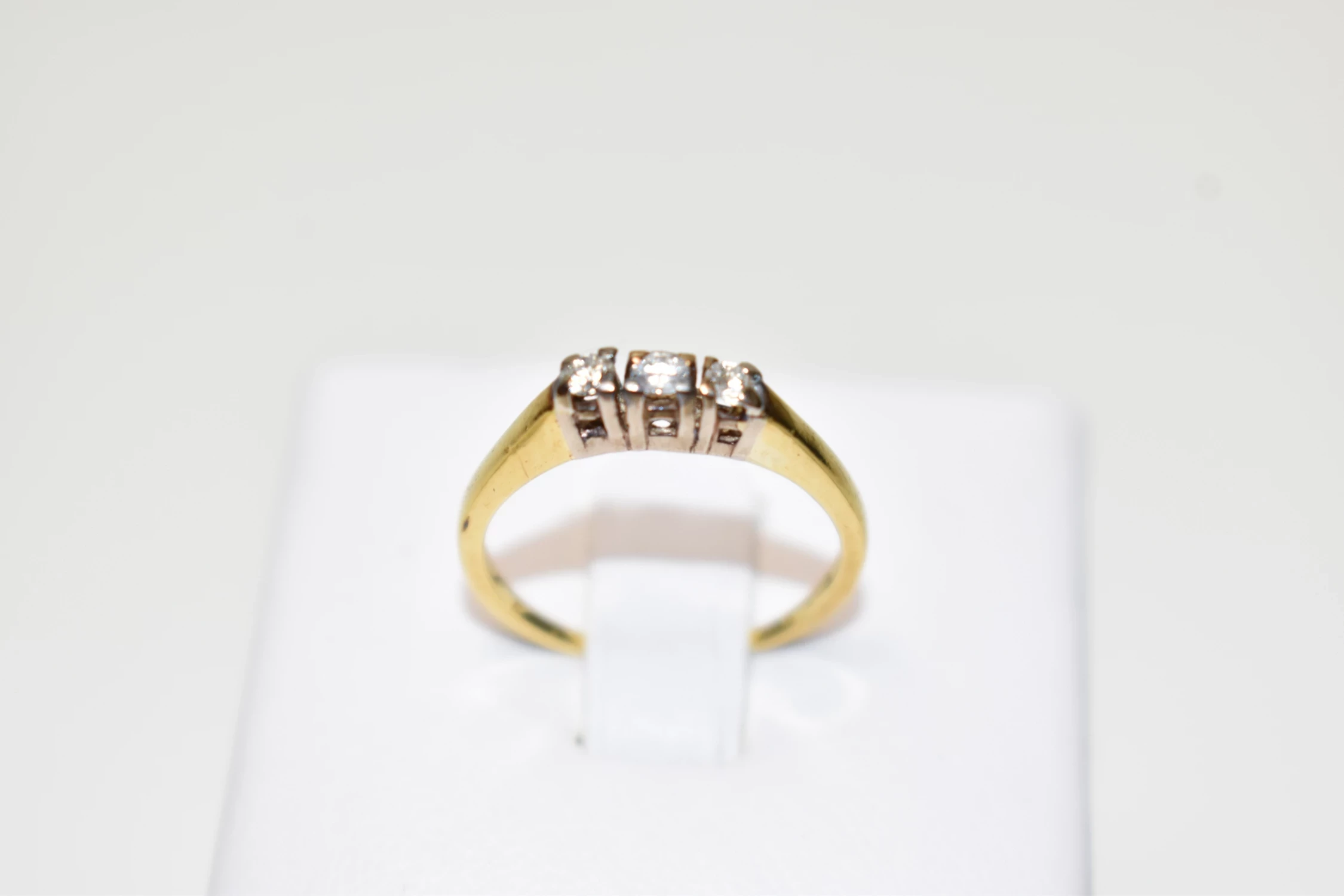 zloty-pierscionek-z-kamieniami-585-199g-r10-3x-brylant-013ct-stan-11323-2