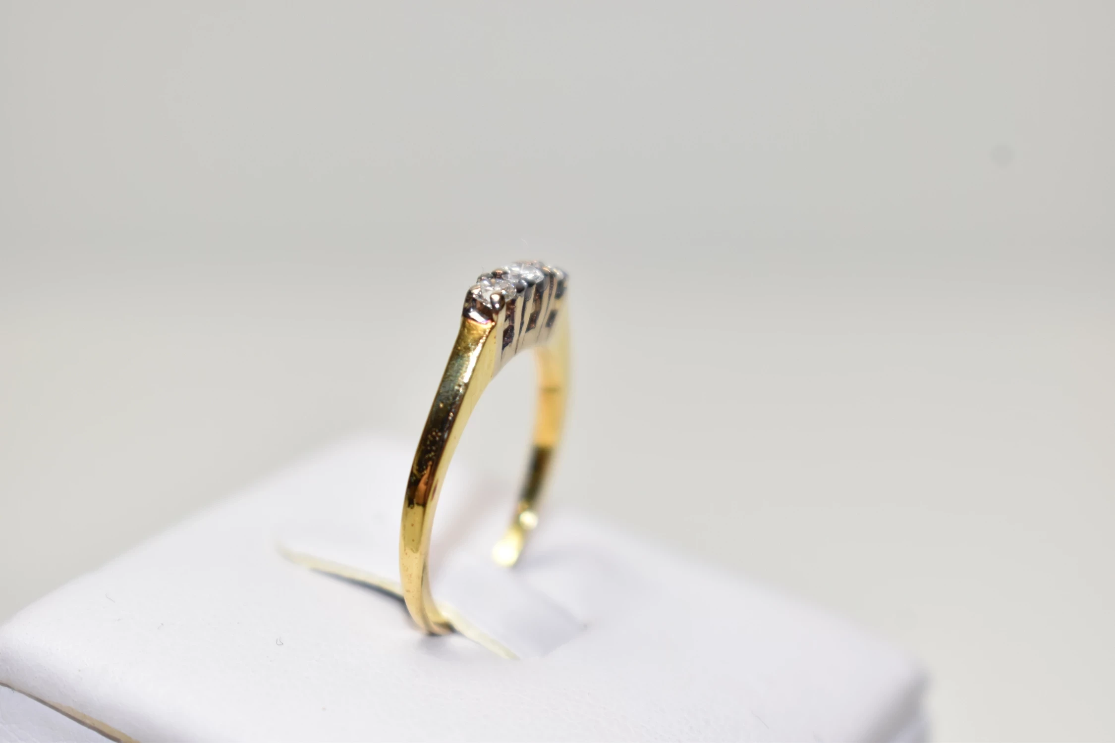 zloty-pierscionek-z-kamieniami-585-199g-r10-3x-brylant-013ct-marka-226434-515449