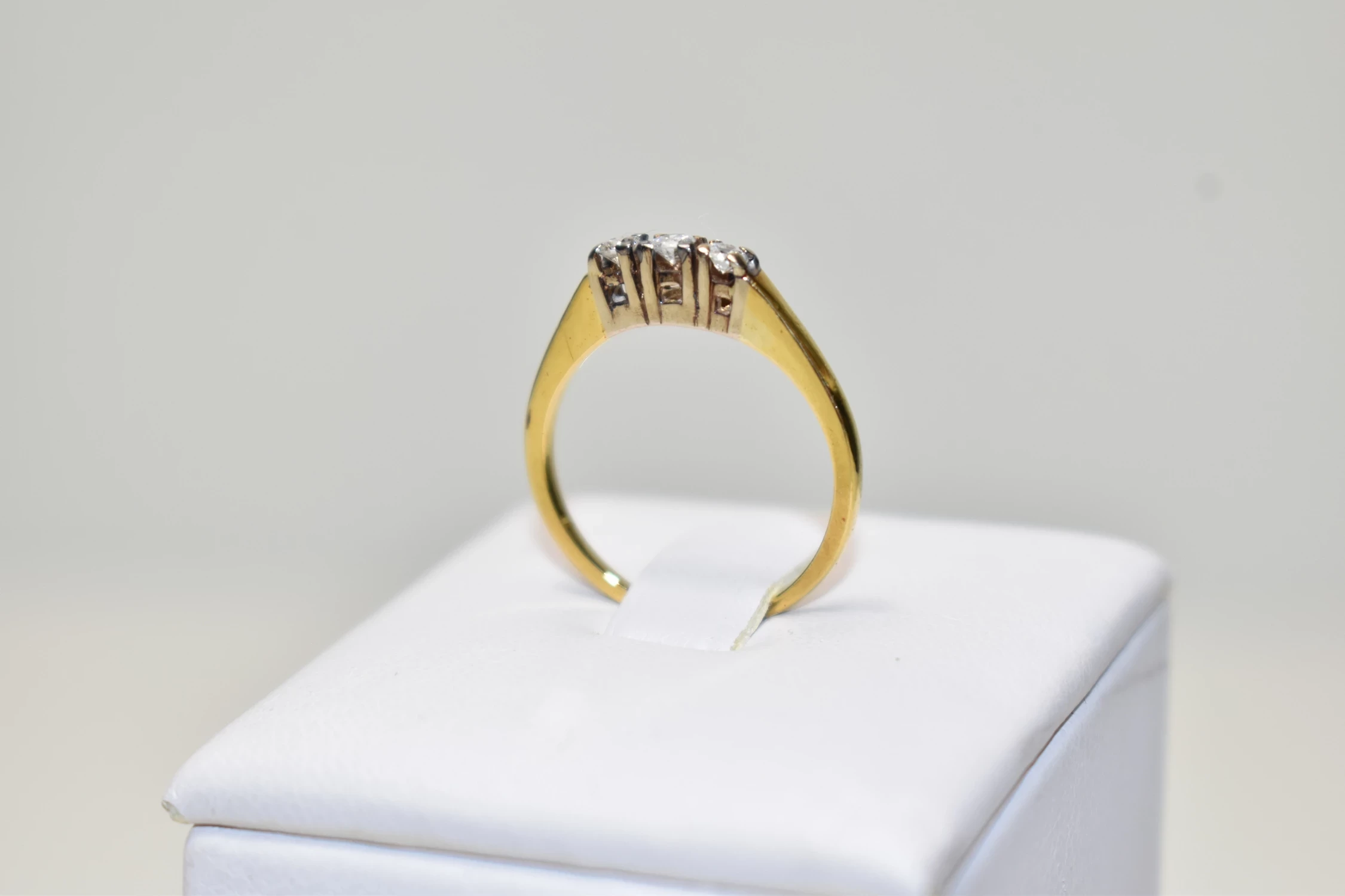 zloty-pierscionek-z-kamieniami-585-199g-r10-3x-brylant-013ct-kamien-17088-8