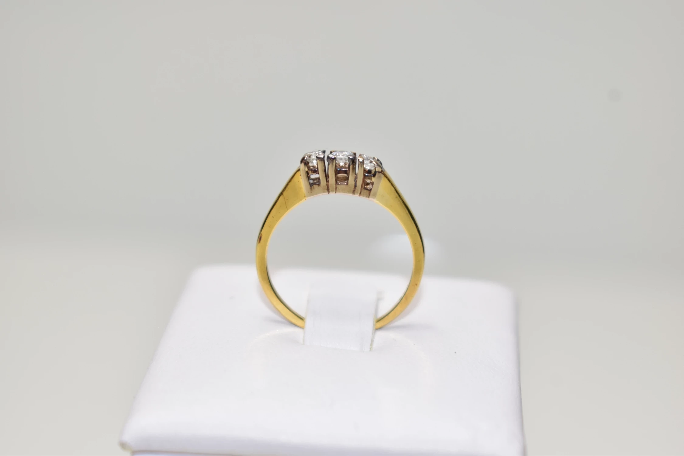 zloty-pierscionek-z-kamieniami-585-199g-r10-3x-brylant-013ct-rodzaj-2205-2