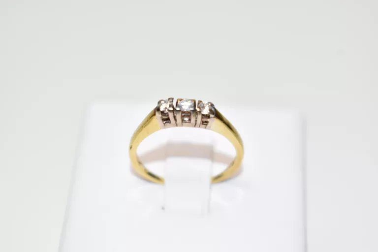 zloty-pierscionek-z-kamieniami-585-199g-r10-3x-brylant-013ct-ean-gtin-5906803506785