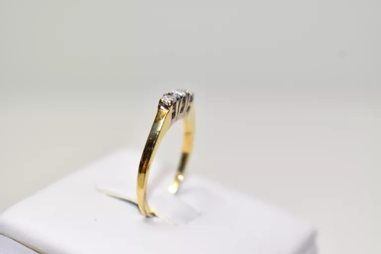 zloty-pierscionek-z-kamieniami-585-199g-r10-3x-brylant-013ct-marka-226434-515449