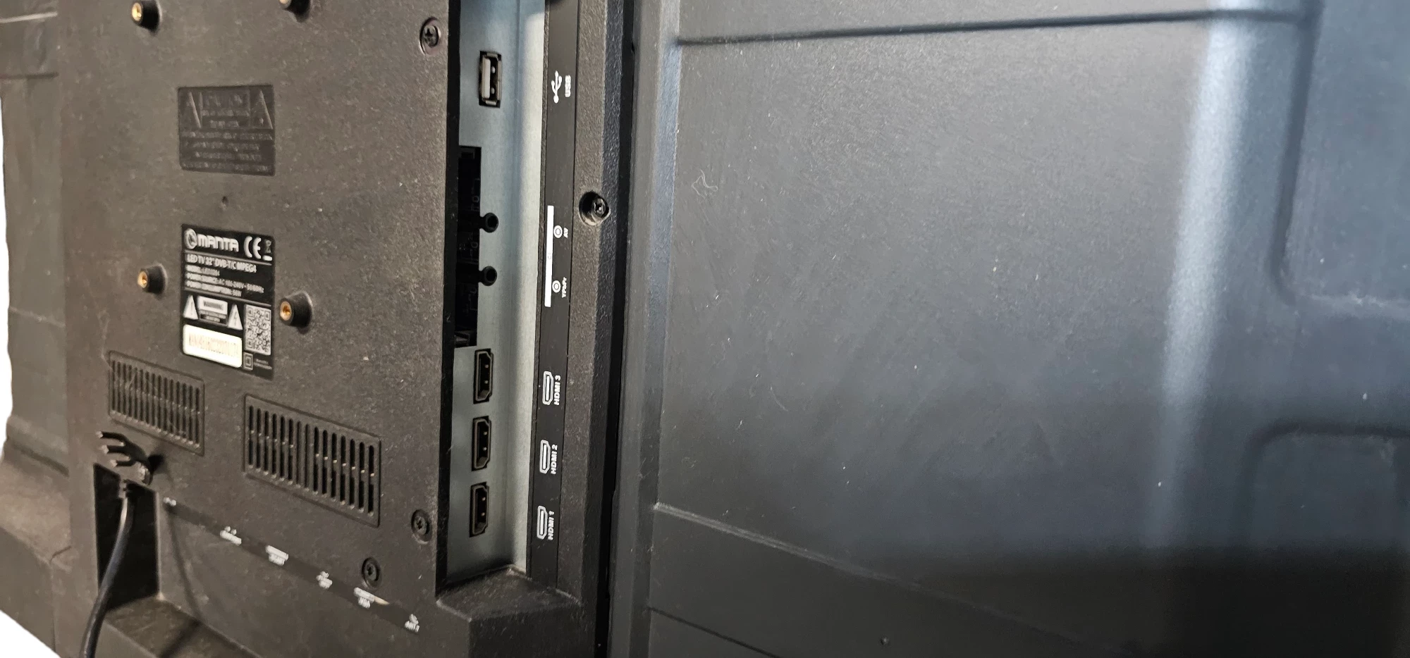 tv-manta-32-nozki-bez-srubek-plamy-na-matrycy-pilot-ean-gtin-5902510607074