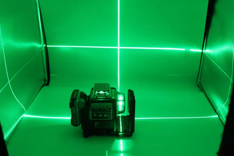 ZIELONY LASER KRZYŻOWY DEWALT DCE089G 3-WIĄZKOWY 360° ZASIĘG 30M