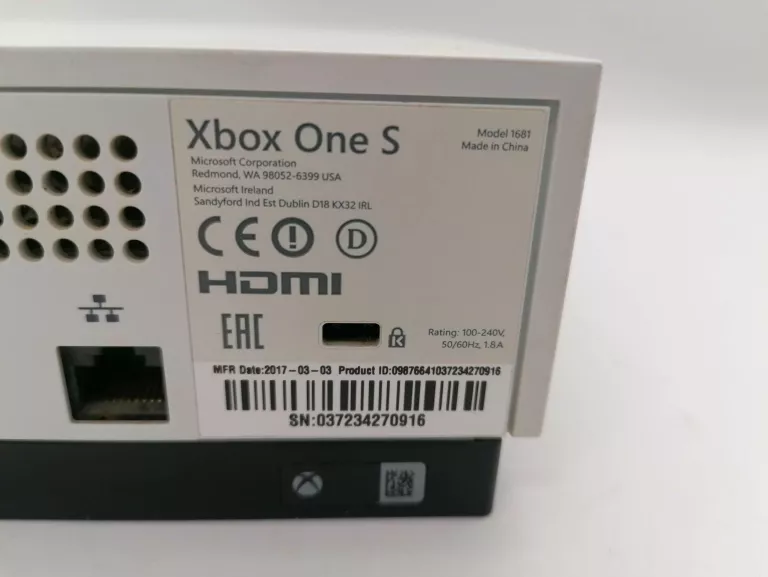 KONSOLA XBOX ONE S 1681 + PAD