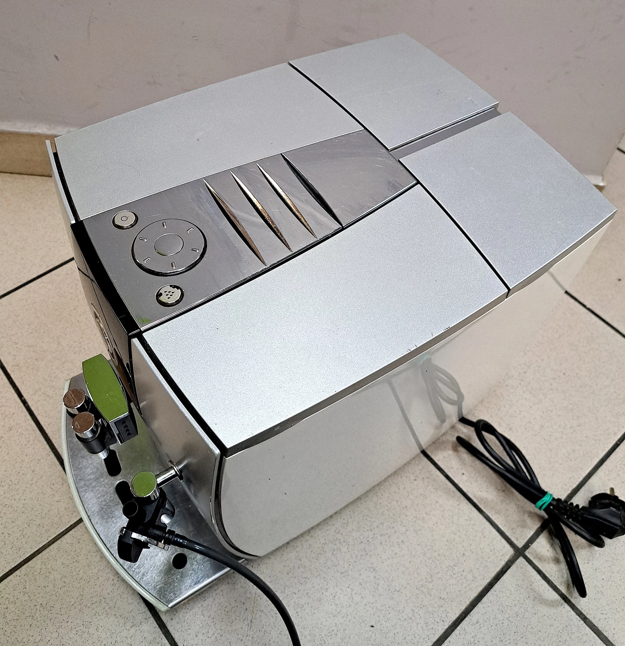 automatyczny-ekspres-cisnieniowy-jura-impressa-j5-kolor-dominujacy-bialy