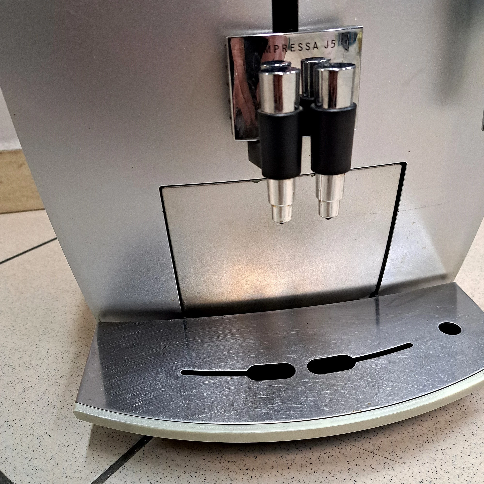 automatyczny-ekspres-cisnieniowy-jura-impressa-j5-marka-jura