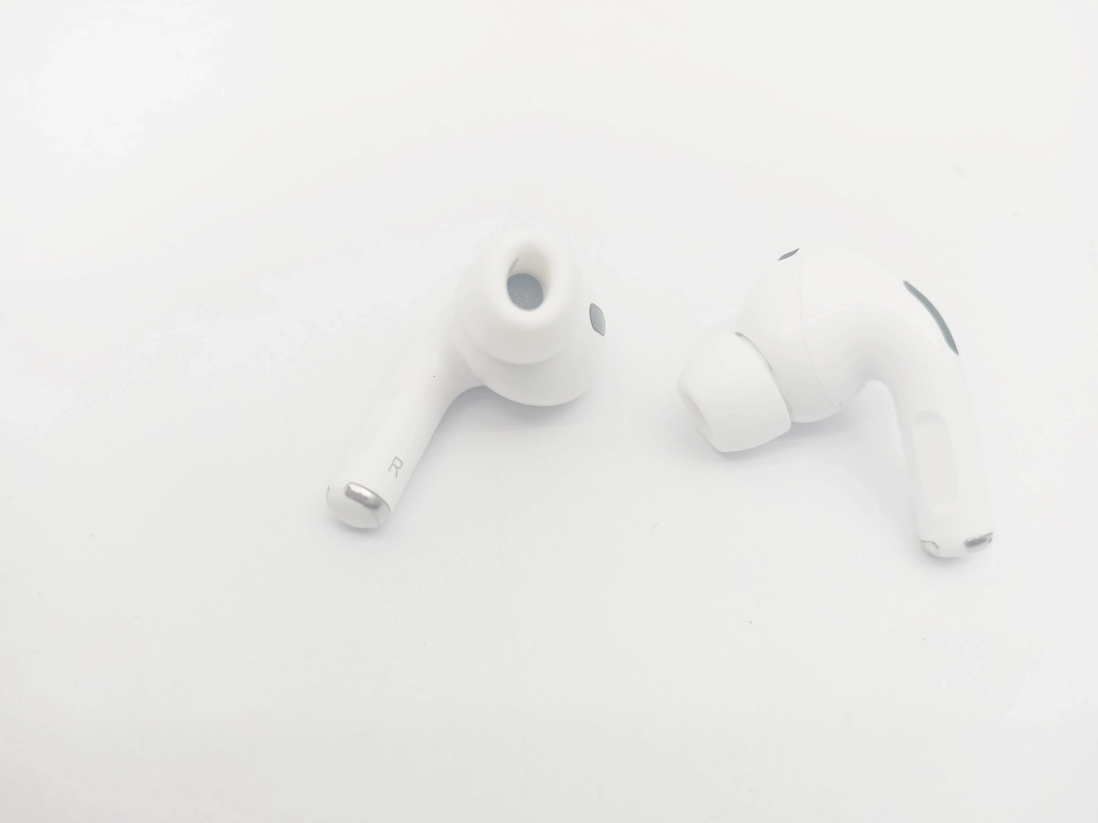 airpods-pro-2nd-gen-trzeszcza-kolor-dominujacy-129357-2