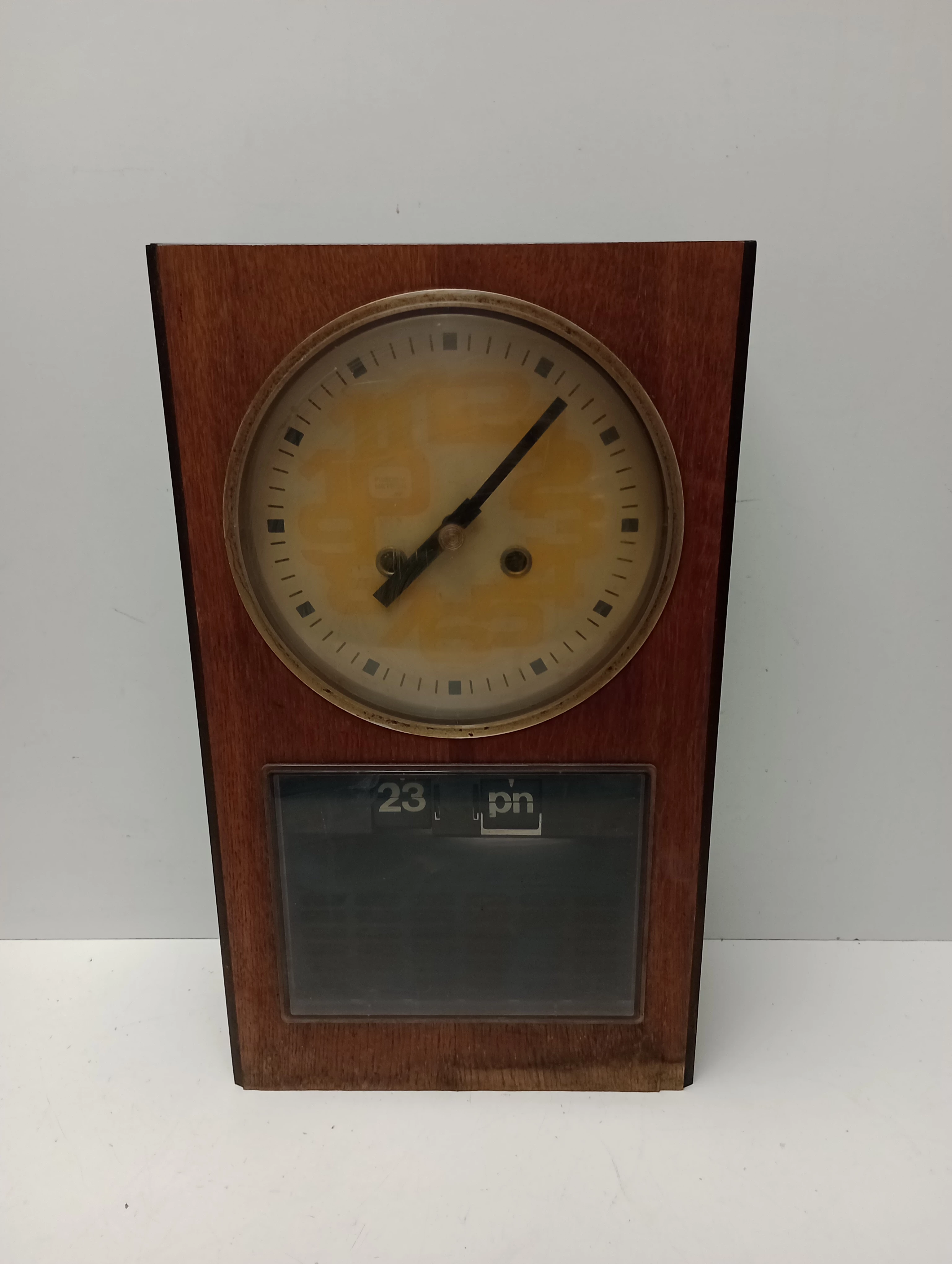 zegar-scienny-metron-prl-osiedle-teatralne-3u15-krakow