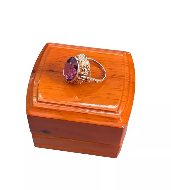 zloty-pierscionek-z-fioletowym-oczkiem-material-zloto