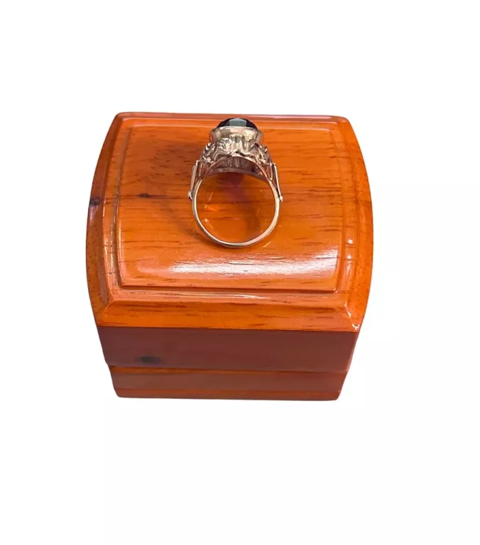 zloty-pierscionek-z-fioletowym-oczkiem-kamien-cyrkonia