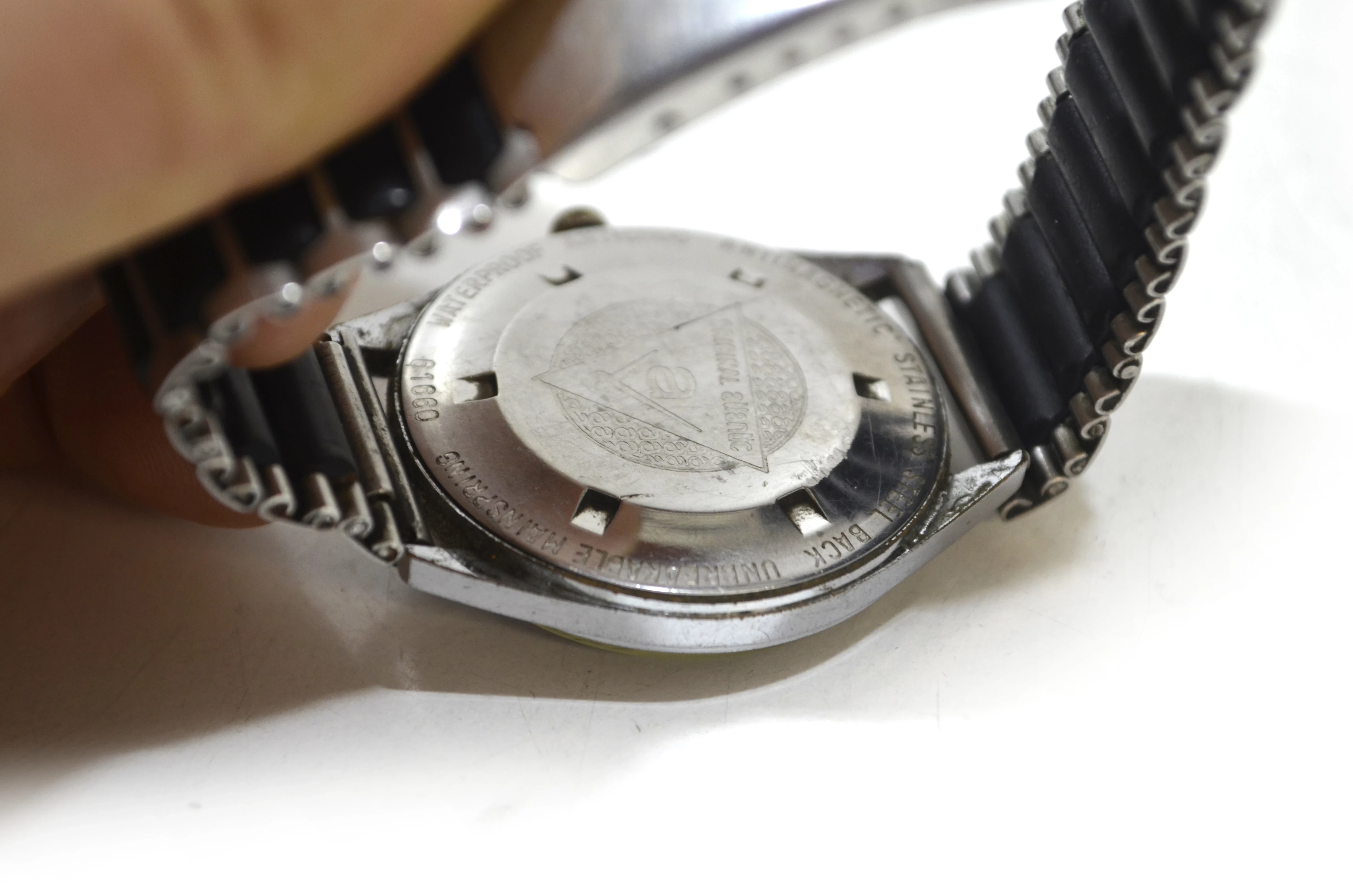 atlantic-worldmaster-bransoleta-czarna-tarcza-rysy-ksztalt-koperty-okragla