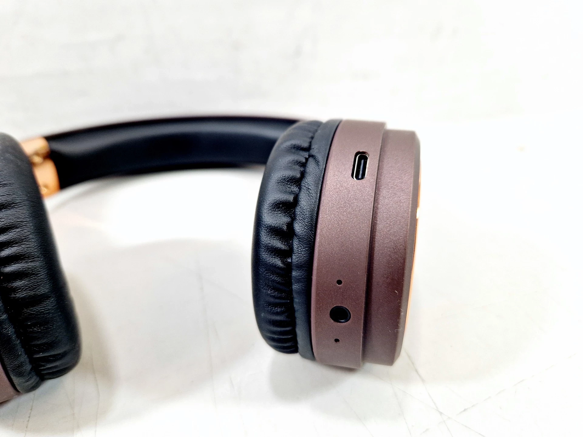 sluchawki-nauszne-bezprzewodowe-roseland-rh-900-brazowe-pasmo-przenoszenia-20