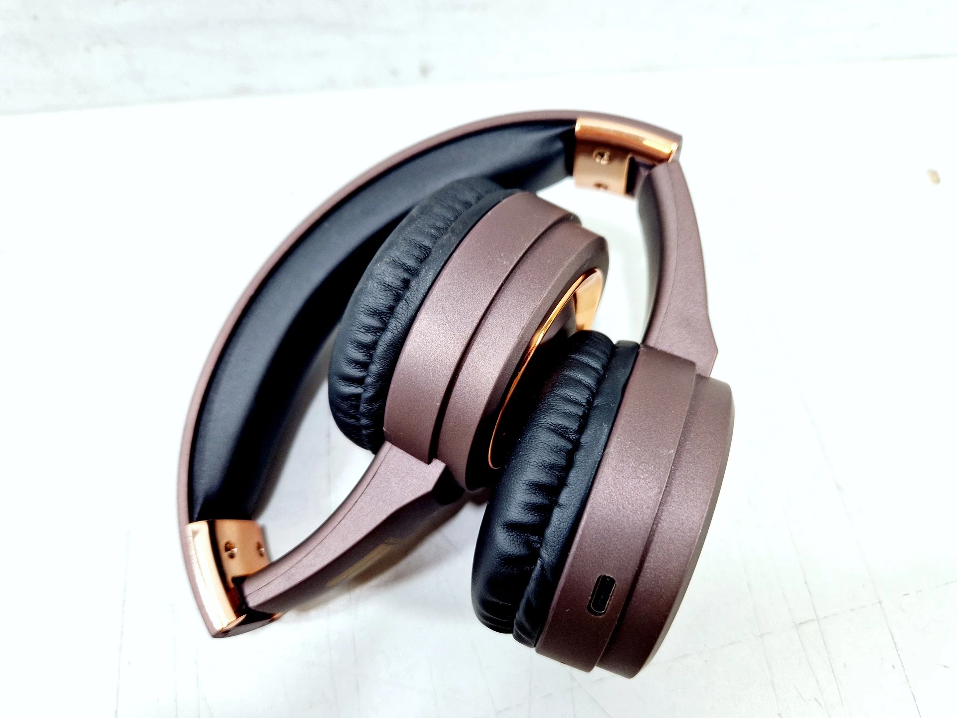 sluchawki-nauszne-bezprzewodowe-roseland-rh-900-brazowe-stan-uzywany