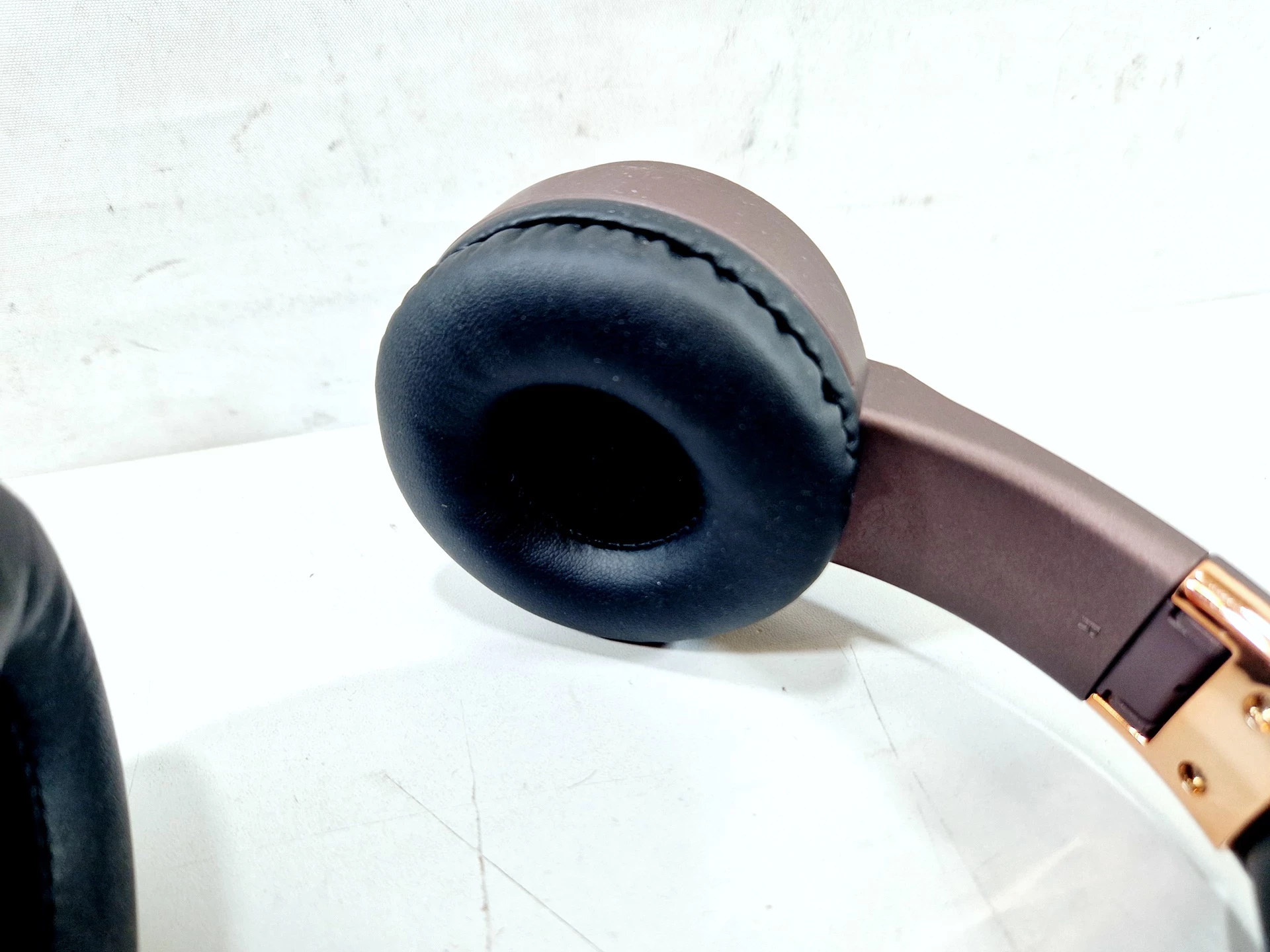 sluchawki-nauszne-bezprzewodowe-roseland-rh-900-brazowe-transmisja-sygnalu-bluetooth