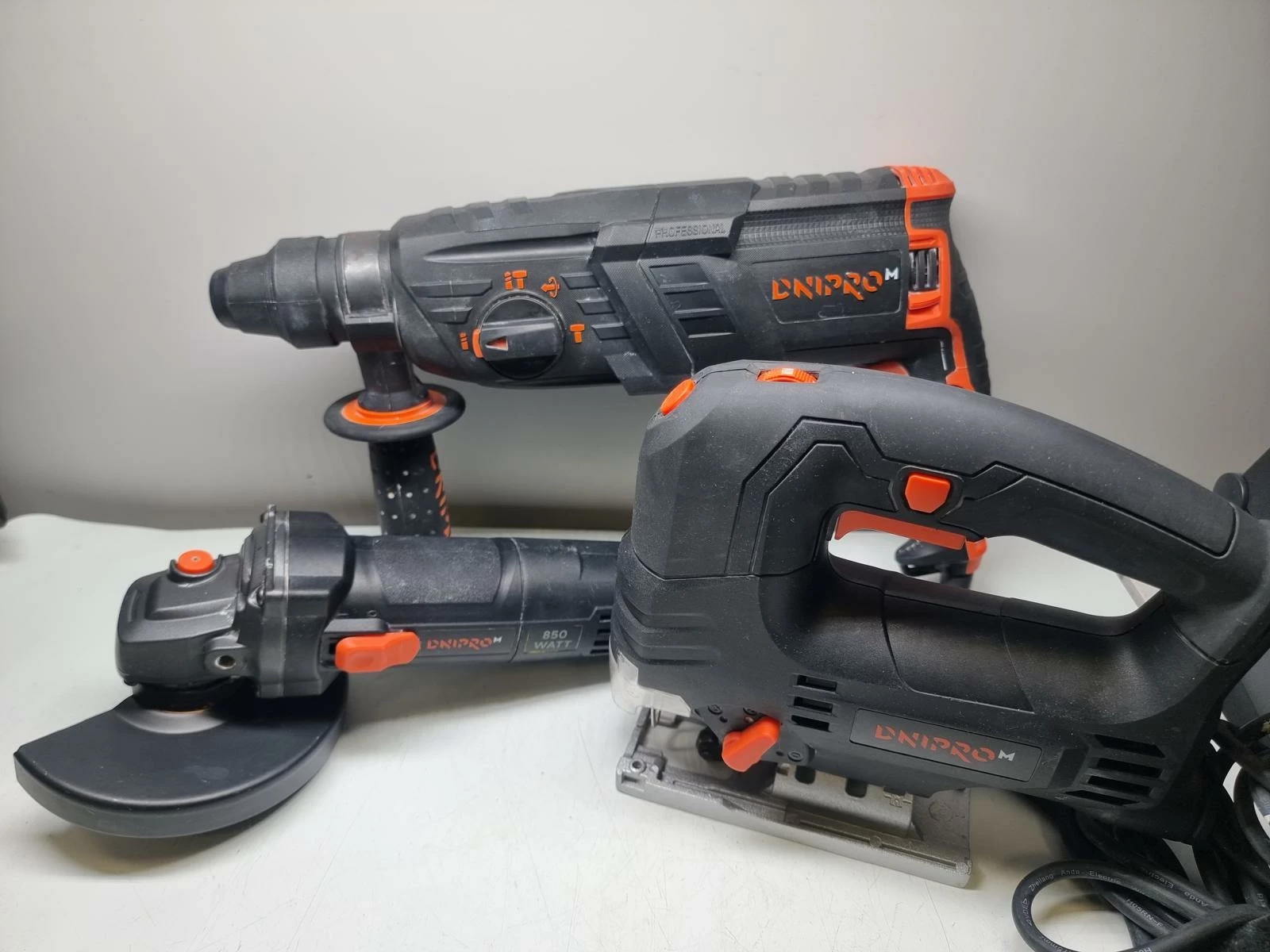 zestaw-narzedzi-dnipro-m-mlotowiertarka-szlifierka-wyrzynarka-stan-uzywany