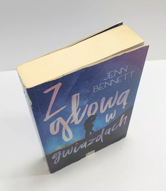 KSIĄŻKA - Z GŁOWĄ W GWIAZDACH - JENN BENNETT - MIĘKKA OKŁADKA