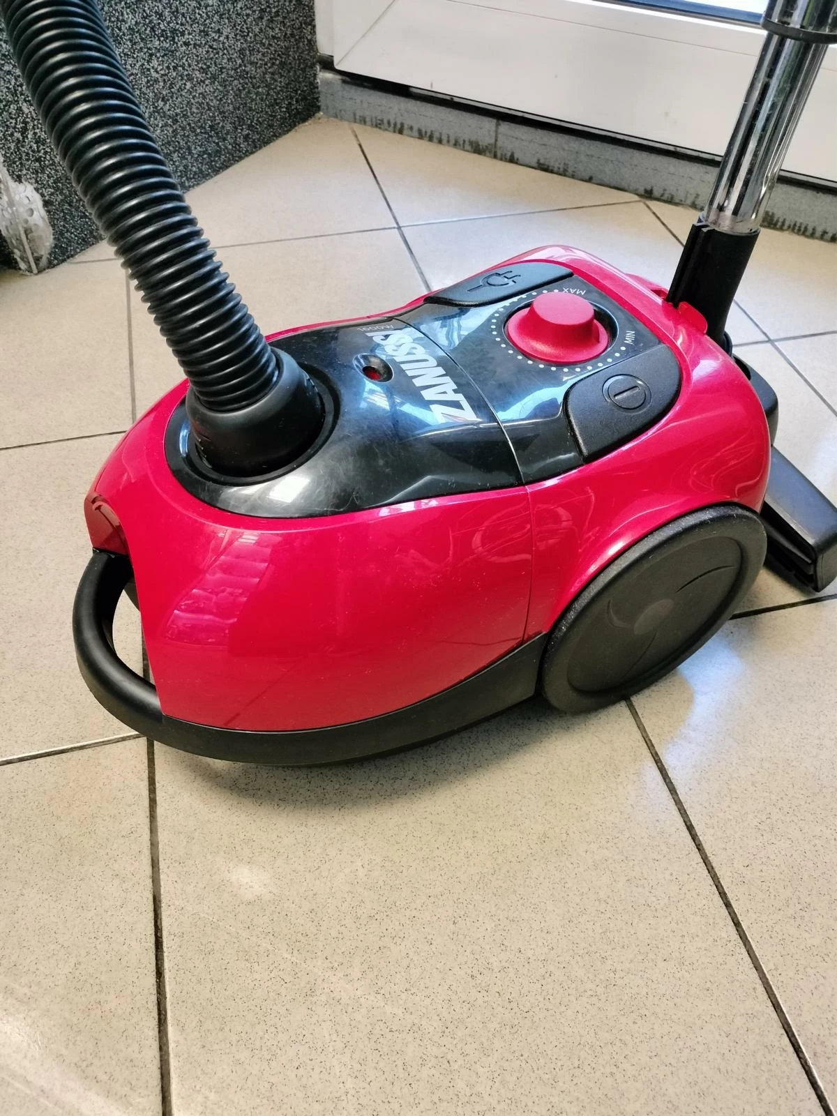 odkurzacz-zanussi-1600w-rodzaj-odkurzacza-workowy