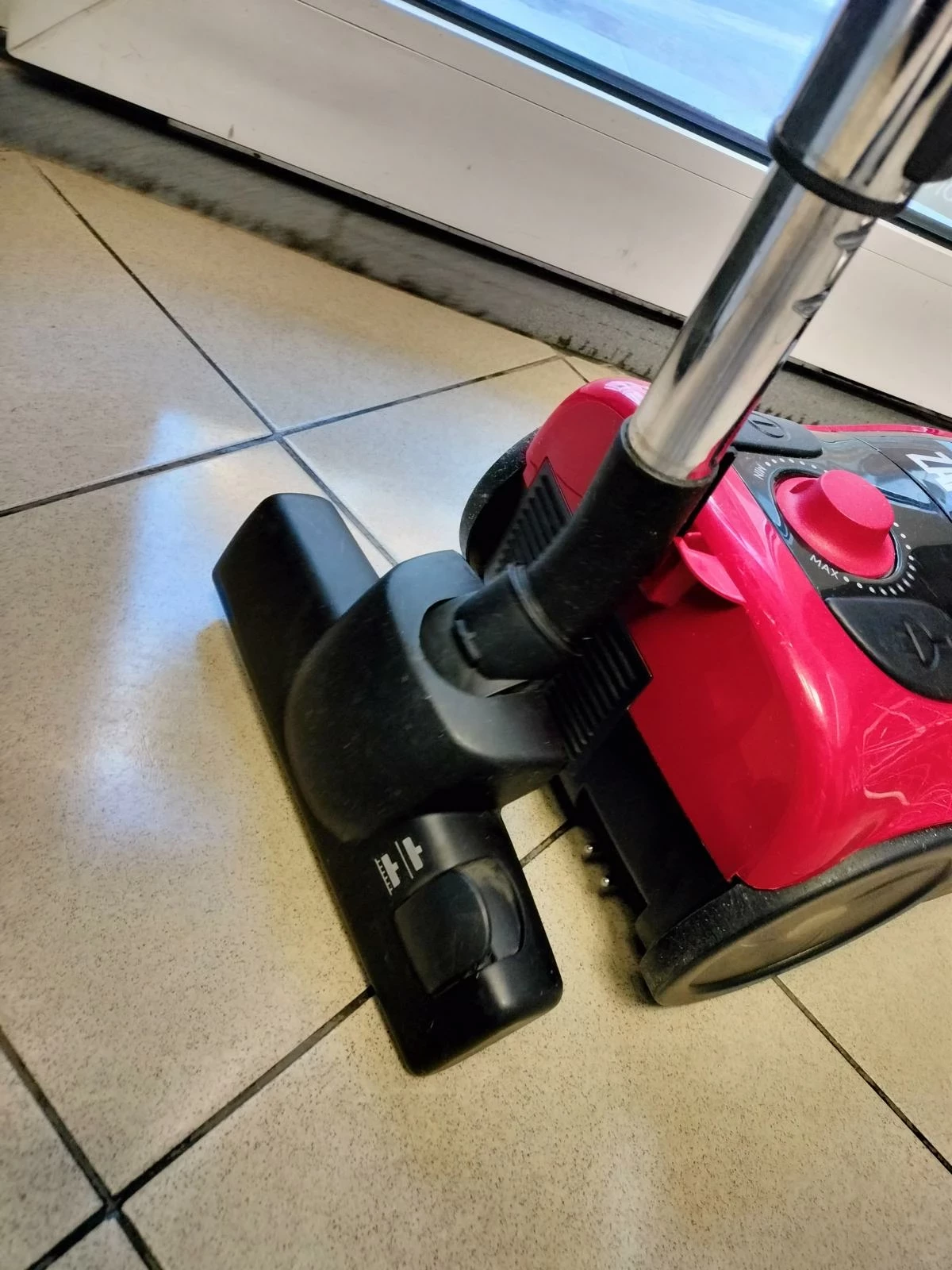 odkurzacz-zanussi-1600w-kolor-dominujacy-czerwony