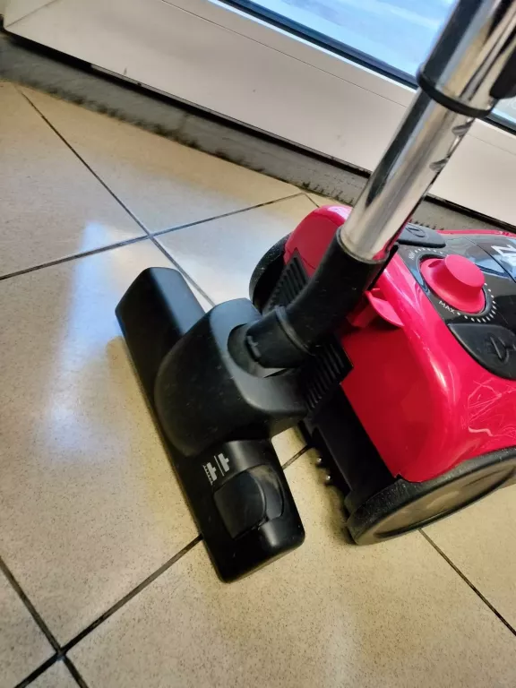 odkurzacz-zanussi-1600w-kolor-dominujacy-czerwony