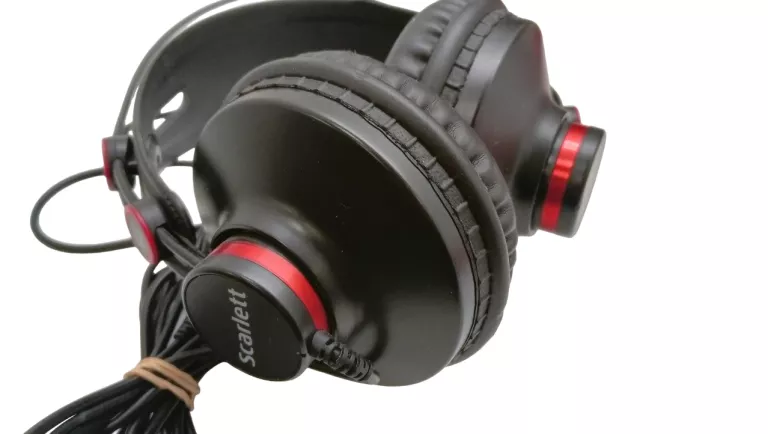 ZESTAW MUZYCZNY FOCUSRITE SCARLETT SOLO STUDIO PACK 2GEN PUDEŁKO