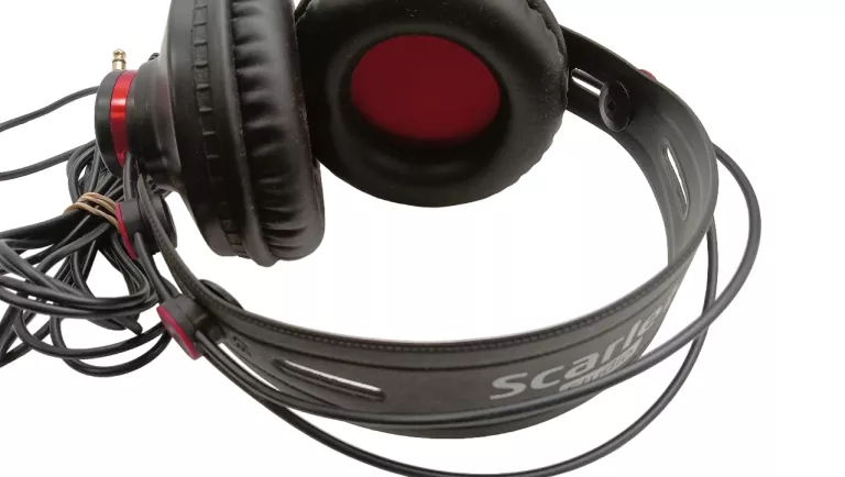 ZESTAW MUZYCZNY FOCUSRITE SCARLETT SOLO STUDIO PACK 2GEN PUDEŁKO