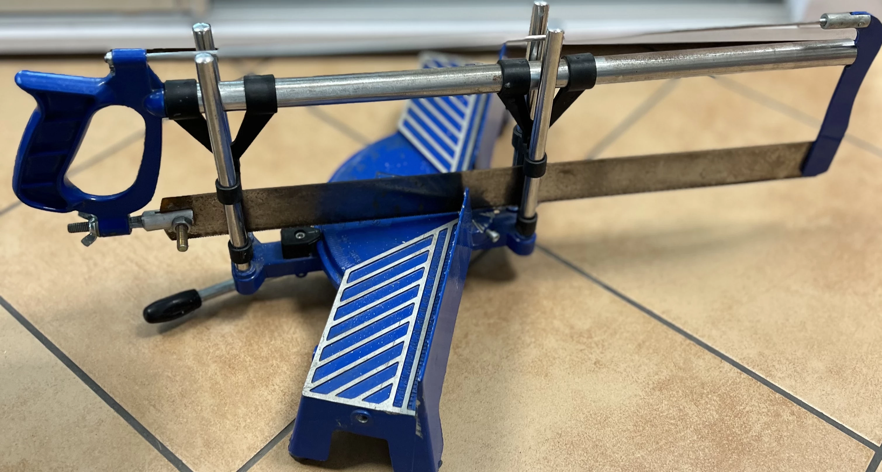 pila-katowa-ukosowa-reczna-ukosnica-ukosna-550mm-stan-uzywany