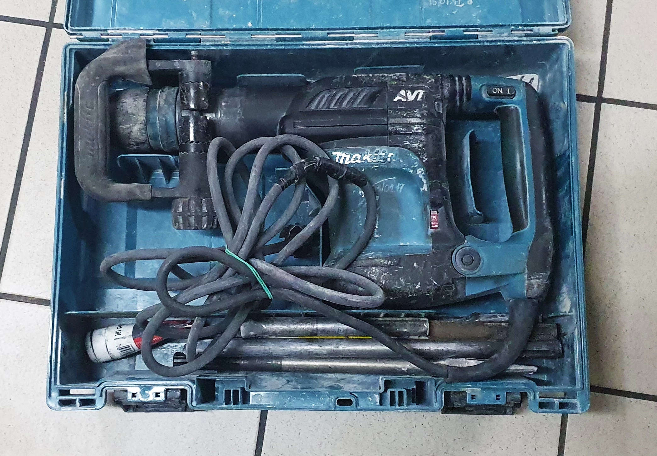 mlot-udarowy-makita-hm0871c-sds-stan-uzywany