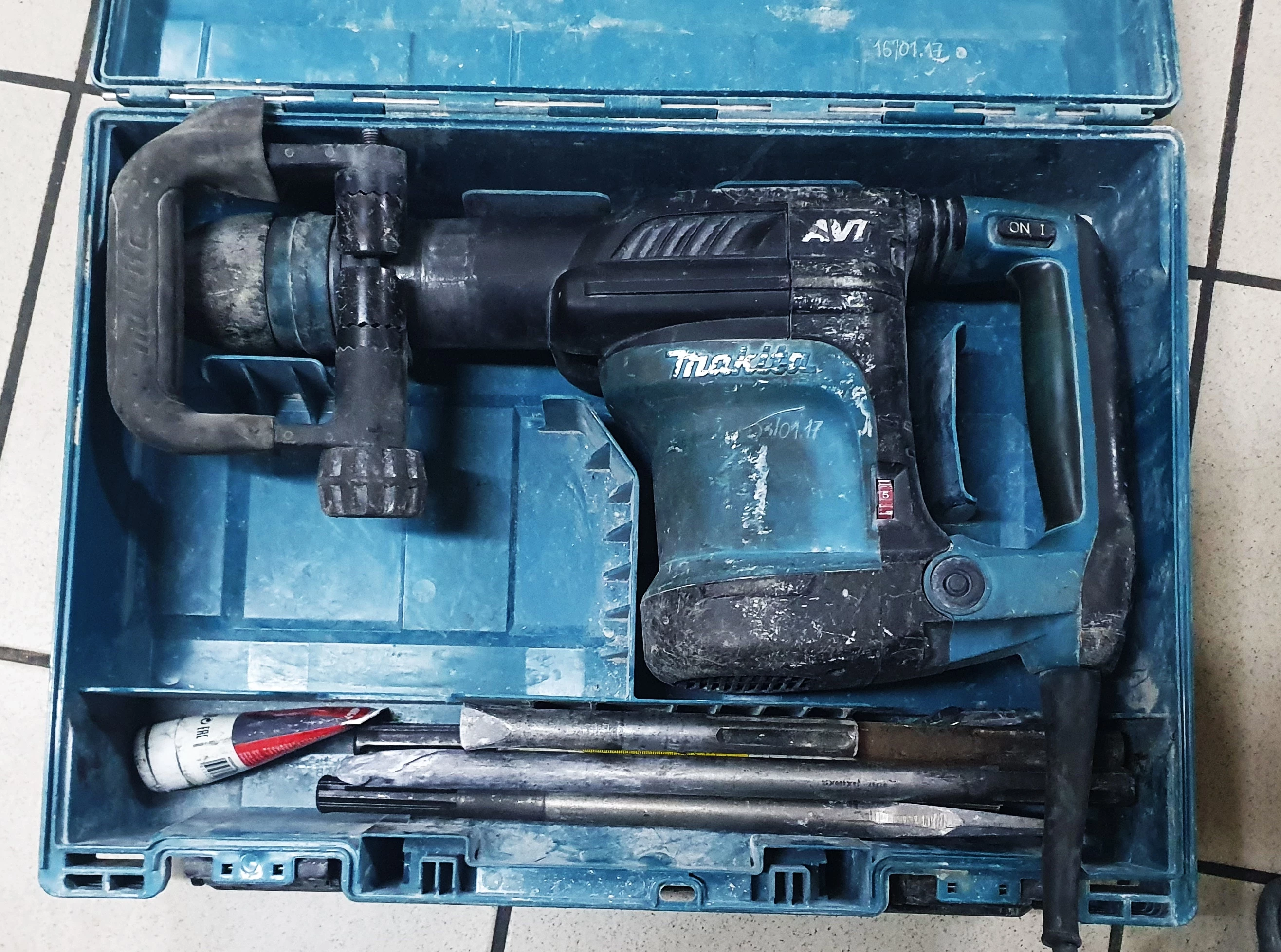 mlot-udarowy-makita-hm0871c-sds-sybiru-1-walcz-kwiatek