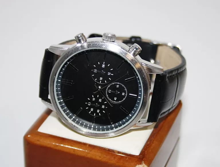 ZEGAREK AVON