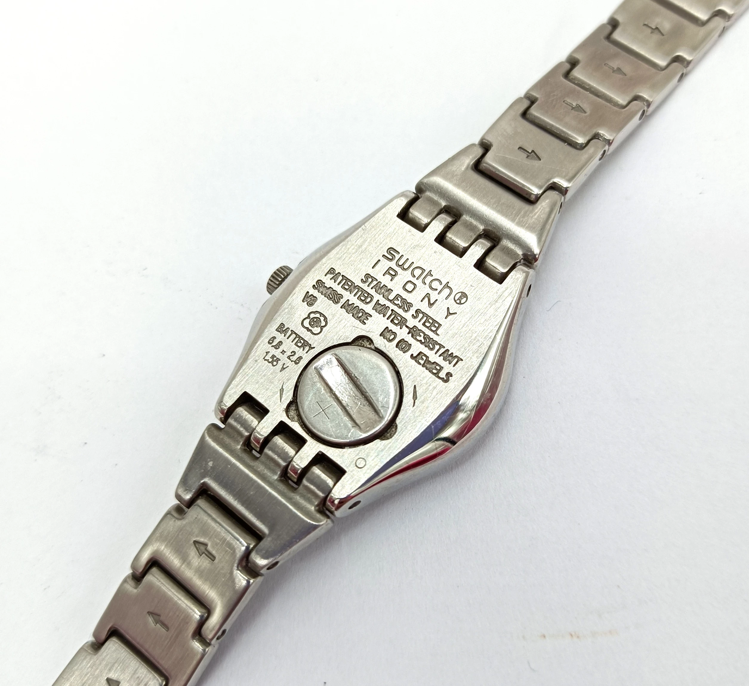 zegarek-dziewczecy-swatch-irony-lady-flower-box-ksztalt-koperty-okragla