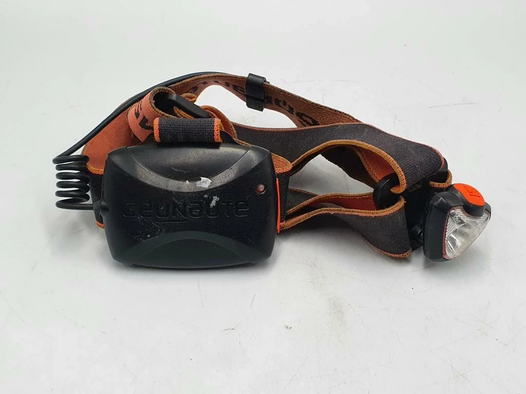 latarka-czolowa-zasilana-akumulatorem-geonaute-stan-uzywany