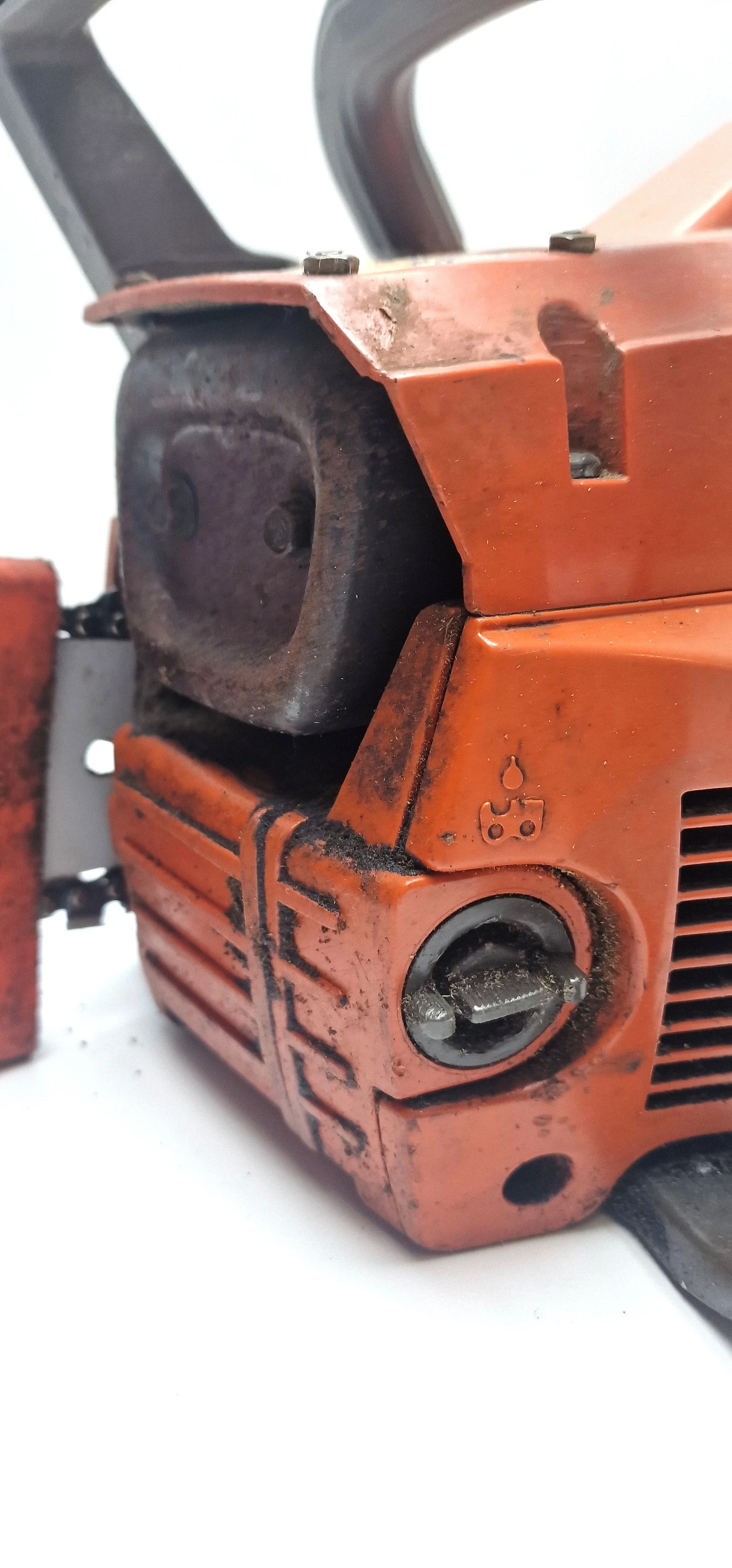 pila-spalinowa-husqvarna-136-opis-marka-husqvarna